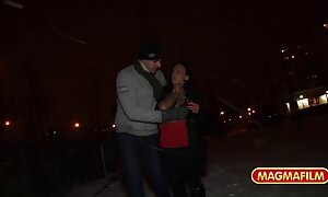छोटे स्तनों सेक्सी सनी लियोन मूवी के साथ अपनी मां के साथ आदमी बिस्तर में जलाया