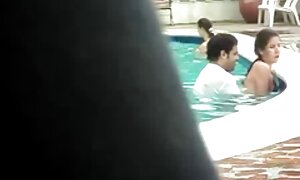 एक बार में दो छेद में छोटे स्तनों के साथ एक सेक्स सेक्सी हिंदी मूवी लड़की बकवास करने के लिए उत्साहित लड़का